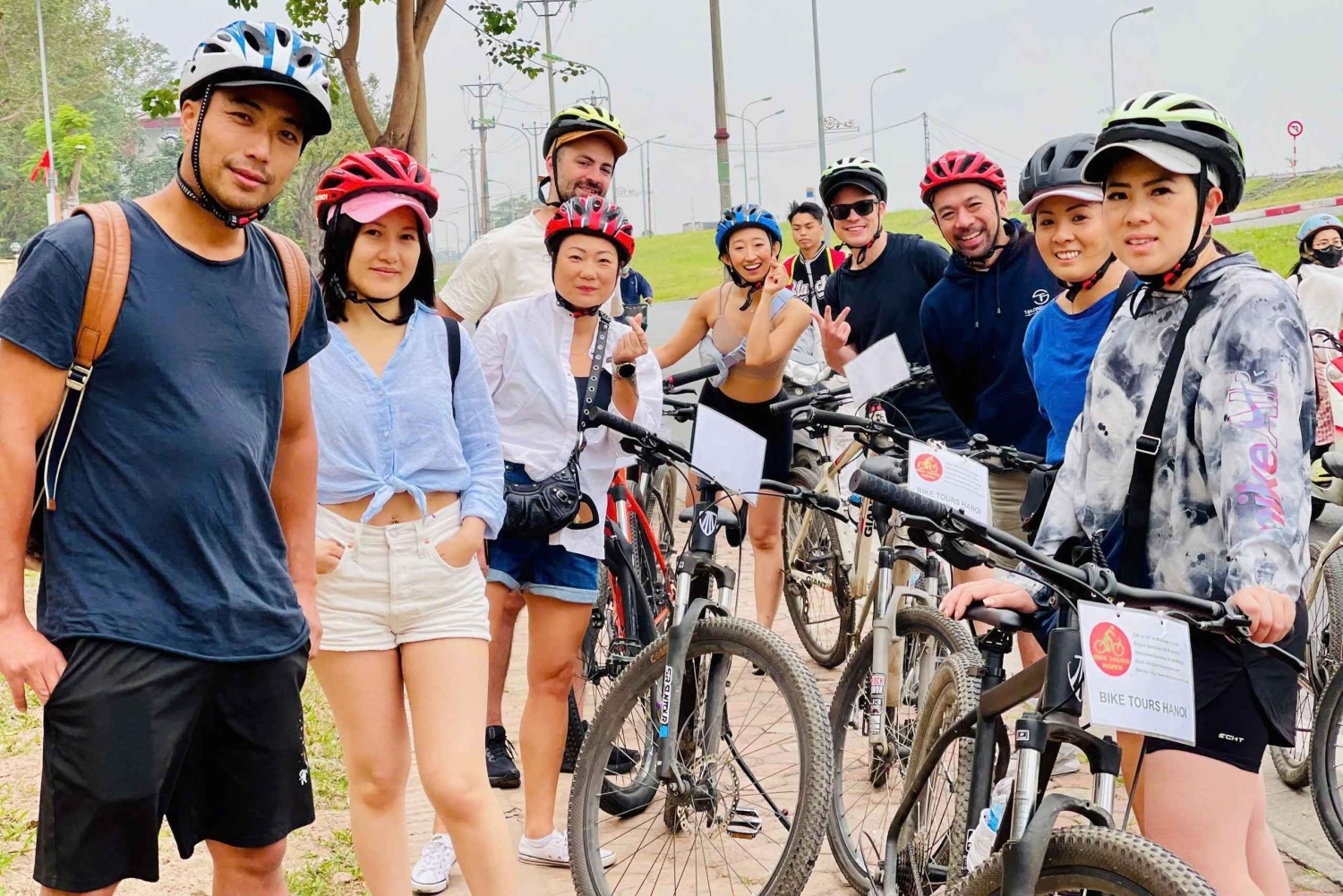 女性がご案内するバチャン村へのハノイ自転車1日ツアー