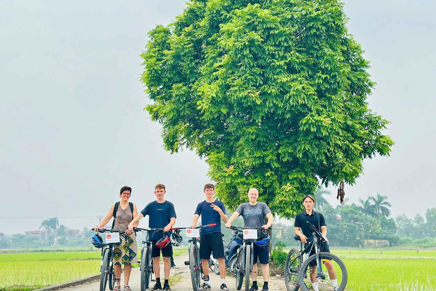 女性がご案内するバチャン村へのハノイ自転車1日ツアー