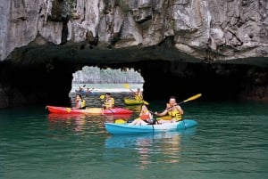 Hanoi: Crucero de día completo por la bahía de Halong con travesía a nado y en kayak