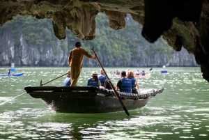 Hanoi: Heldagscruise i Halongbukta med svømming og kajakktur