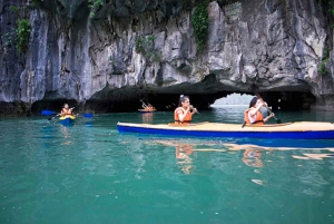 Hanoi: Crucero de día completo por la bahía de Halong con travesía a nado y en kayak