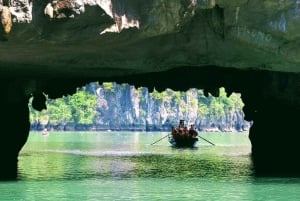 Hanoi: Crucero de día completo por la bahía de Halong con travesía a nado y en kayak