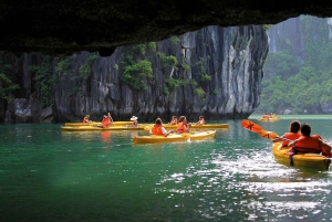 Hanoi: Crucero de día completo por la bahía de Halong con travesía a nado y en kayak