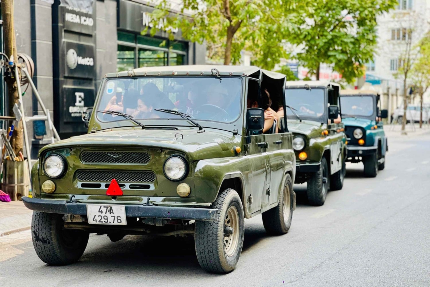 Hanoi: koko päivän jeeppikierros Bat Trangiin ja Co Loaan naisten opastuksella