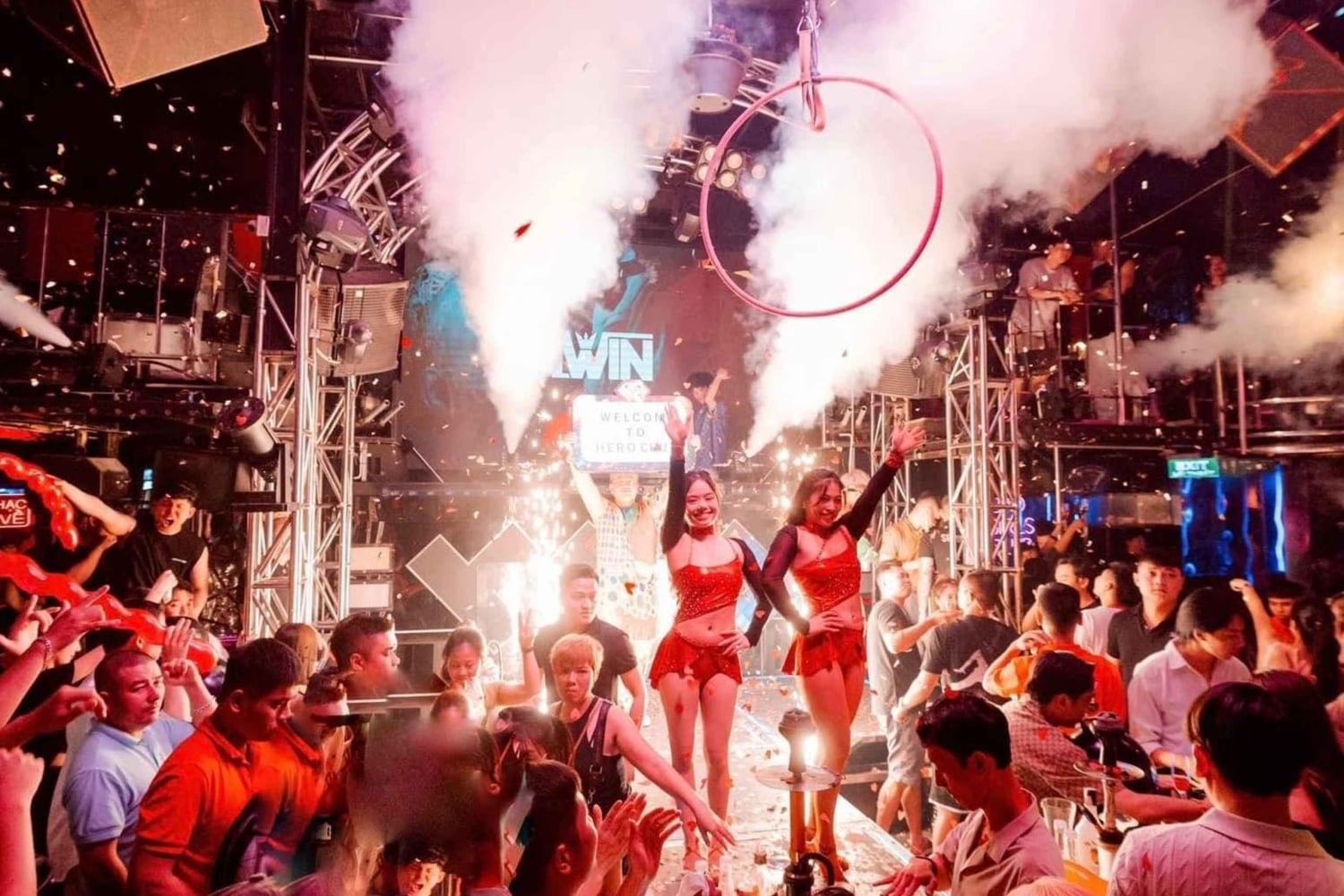 Hanói: Passeio guiado por bares com bebidas e entrada em boates