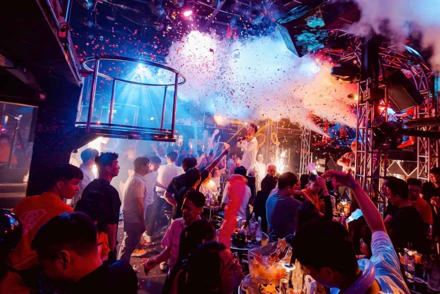 Hanói: Passeio guiado por bares com bebidas e entrada em boates