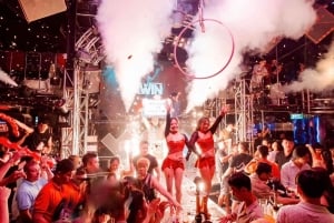 Hanói: Passeio guiado por bares com bebidas e entrada em boates