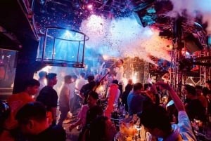 Hanói: Passeio guiado por bares com bebidas e entrada em boates