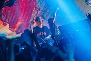 Hanói: Passeio guiado por bares com bebidas e entrada em boates