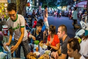 Hanoi: Wycieczka z przewodnikiem po ulicznym jedzeniu z degustacją