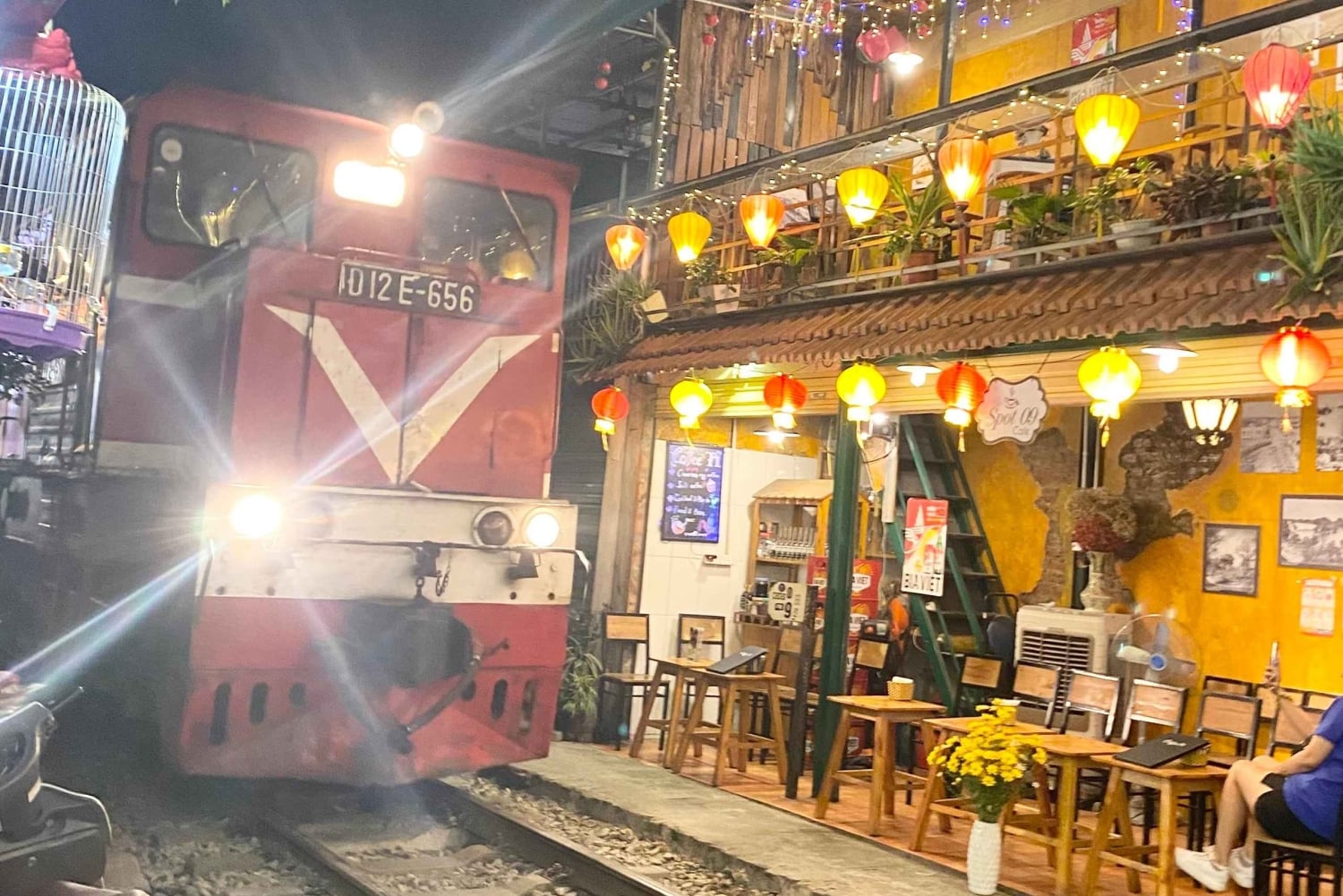 Hanoi: Wycieczka z przewodnikiem po ulicznym jedzeniu z Train Street Experience