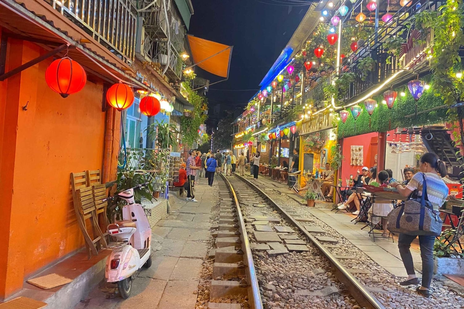 Hanoi: Wycieczka z przewodnikiem po ulicznym jedzeniu z Train Street Experience