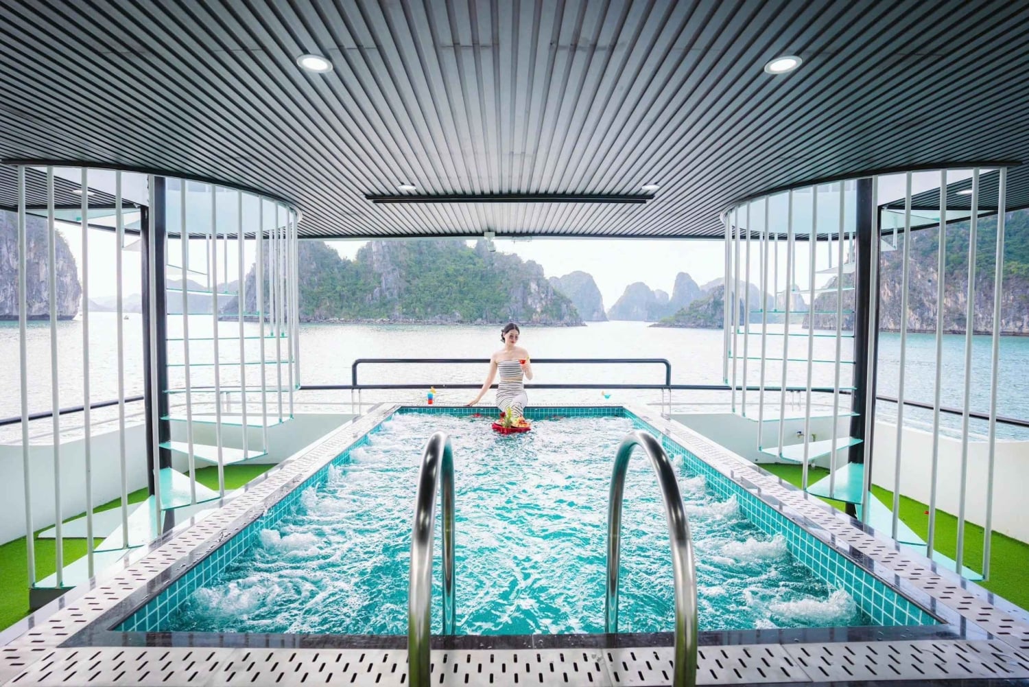 Hanoi: Ha Long Bay Hercules 5* Day Cruise, Buffet + Jacuzzi