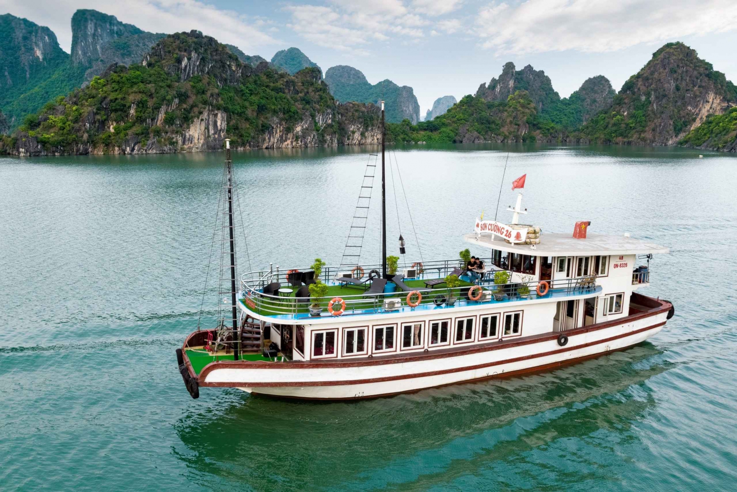 Hanoi: Ha Long Cruise with Kayaking, Caves, and Titov Island