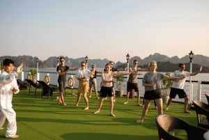 Hanoi: Halong Bay and Lan Ha Bay Cruise with Private Balcony