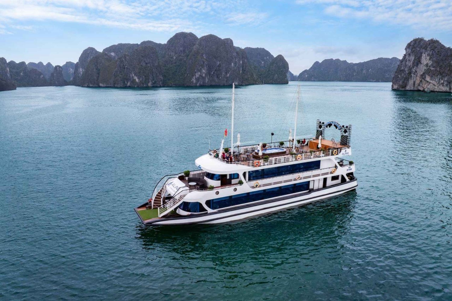 Hanoi: Halong Bay Cruise, Amazing Cave, Titov Island & Kajak