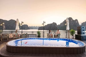 Baie d'Halong : Croisière de luxe d'une journée avec buffet, kayak, baignade