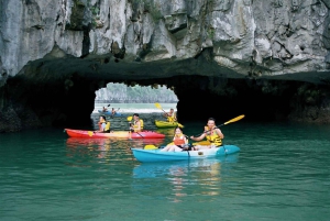 Hanoi: Crucero por la Bahía de Halong y Lan Ha con traslado en limusina