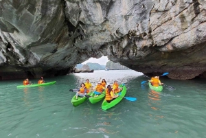 Hanoi : Croisière dans la baie d'Halong et de Lan Ha avec transfert en limousine