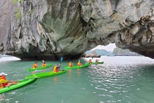 Hanoi: Crucero por la Bahía de Halong y Lan Ha con traslado en limusina