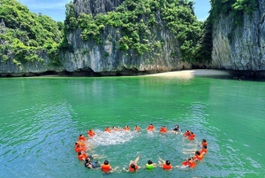 Hanoi: Crucero por la Bahía de Halong y Lan Ha con traslado en limusina