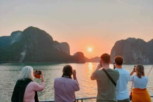 Hanoi: Crucero por la Bahía de Halong y Lan Ha con traslado en limusina