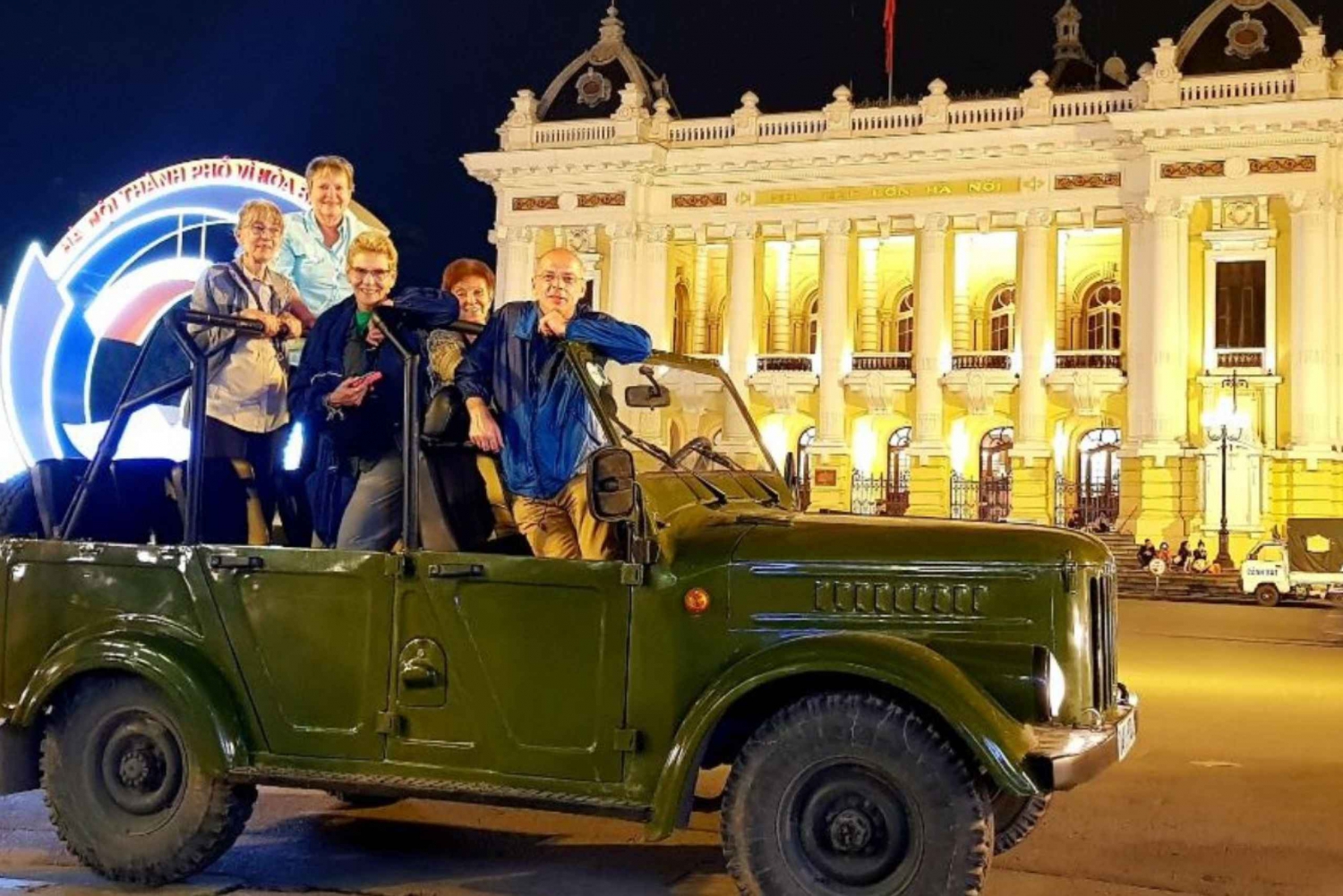 Excursión histórica en jeep por Hanói: Sabor a cultura, monumentos y diversión