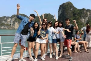 Hanói: Cruzeiro pelas ilhas e cavernas de Ha Long com almoço e caiaque