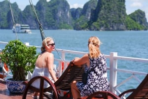 Hanoi: Crucero por las islas y cuevas de Ha Long con almuerzo y kayak
