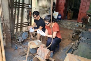 Oficina tradicional de fabricação de facas em Hanói