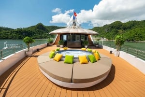 Crucero por la bahía de Lan Ha y Cat Ba desde Hanói: kayak, jacuzzi y tobogán