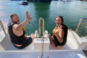 Crucero por la bahía de Lan Ha y Cat Ba desde Hanói: kayak, jacuzzi y tobogán