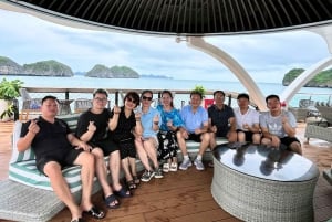 Crucero por la bahía de Lan Ha y Cat Ba desde Hanói: kayak, jacuzzi y tobogán