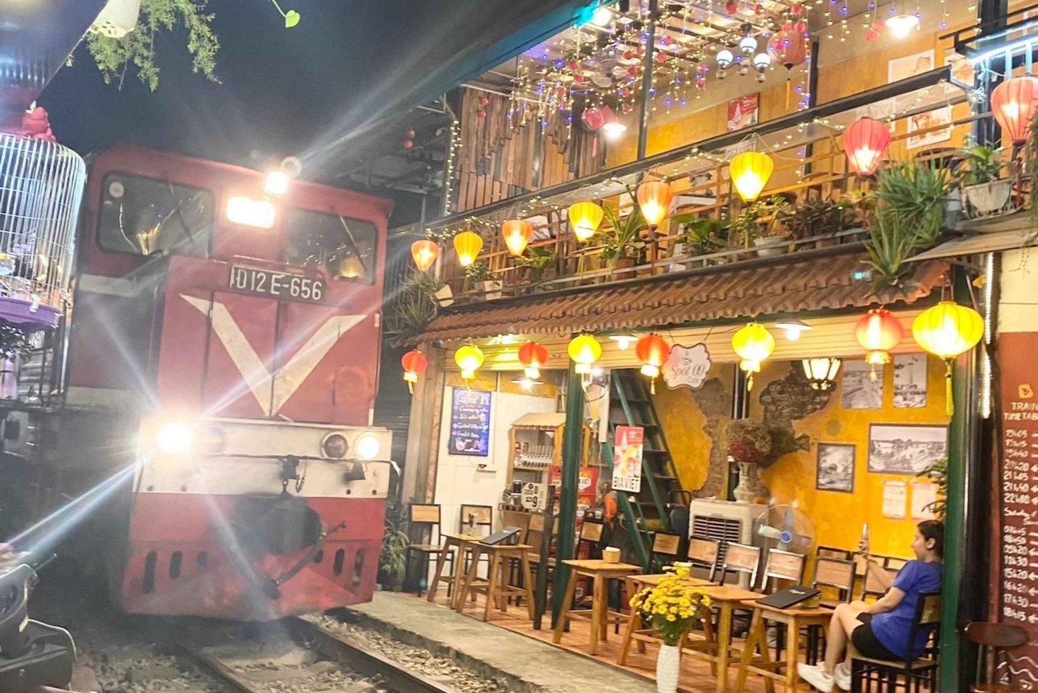 Hanoi: Wycieczka z przewodnikiem po ulicznym jedzeniu z Train Street Experience
