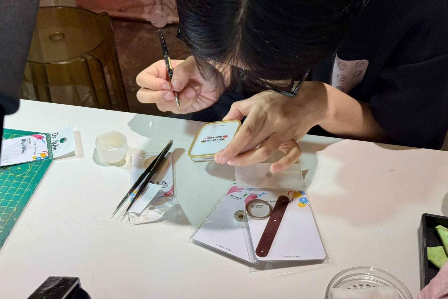 Hanoï : atelier de fabrication de mini-porte-clés