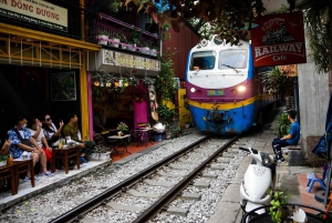 HANOI : MOTOCYCLETTE VERS LA RUE DU TRAIN DE HANOI ET L'HISTOIRE DE LA GUERRE DU VIETNAM