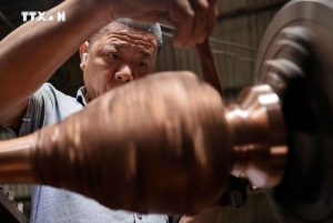 Hanoi: Ngu Xa Bronze Casting Village Guided Tour