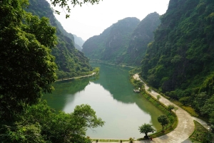 Hanoi: Ninh Binh Am Tien-grottan eller Trang An, Mua-grottan och Hoa Lu