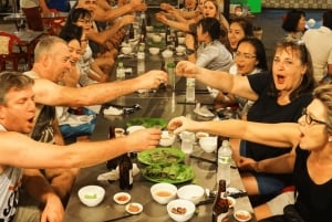 Hanoi: tour a pie nocturno por el casco antiguo con guía local.