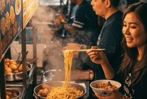 Hanoi: tour a pie nocturno por el casco antiguo con guía local.