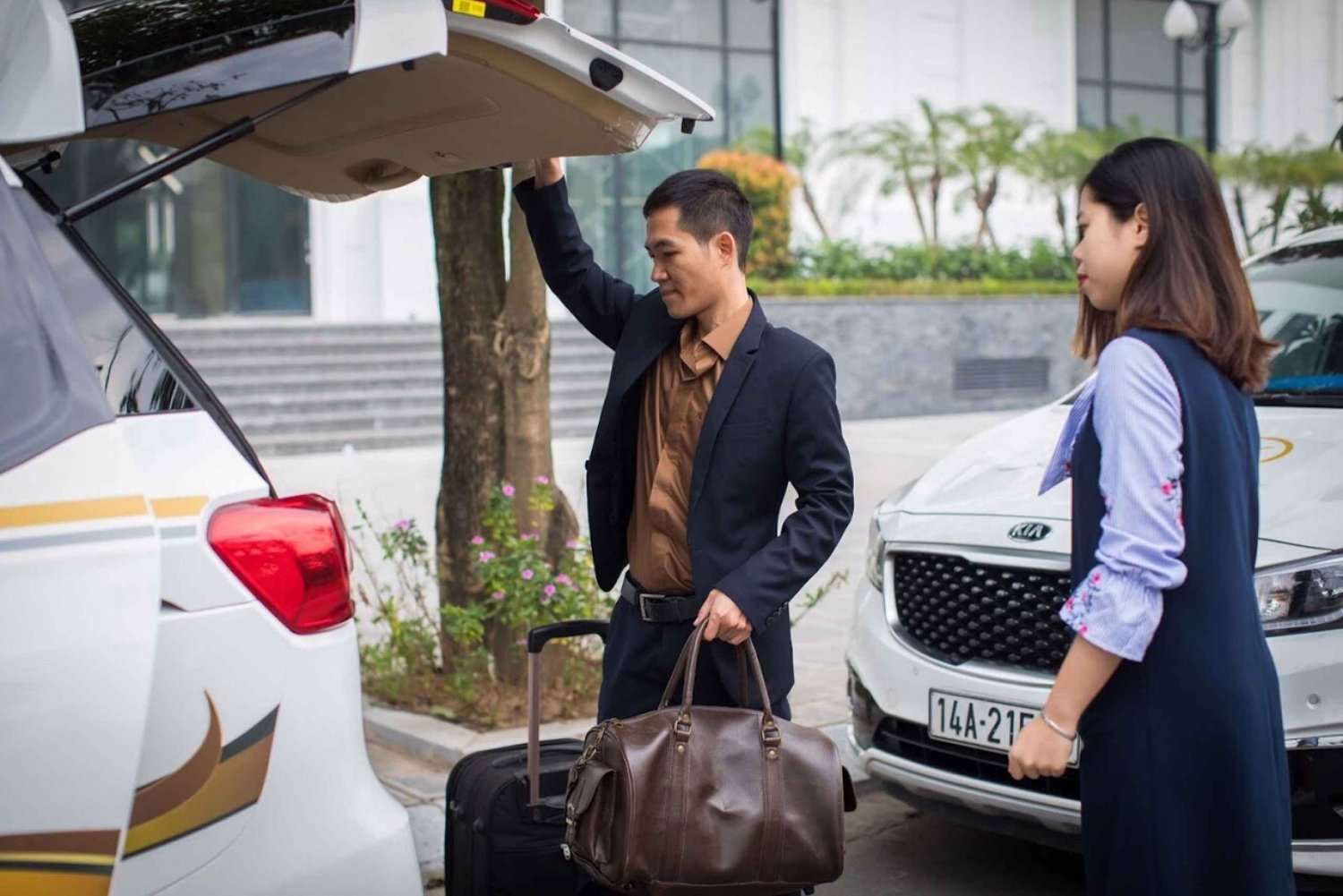 Hanoi: Private Airport Transfer to or from Halong Bay