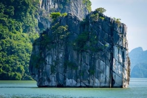 Hanoi: Viaje de ida y vuelta a las islas de la bahía de Halong, cuevas, kayak y almuerzo