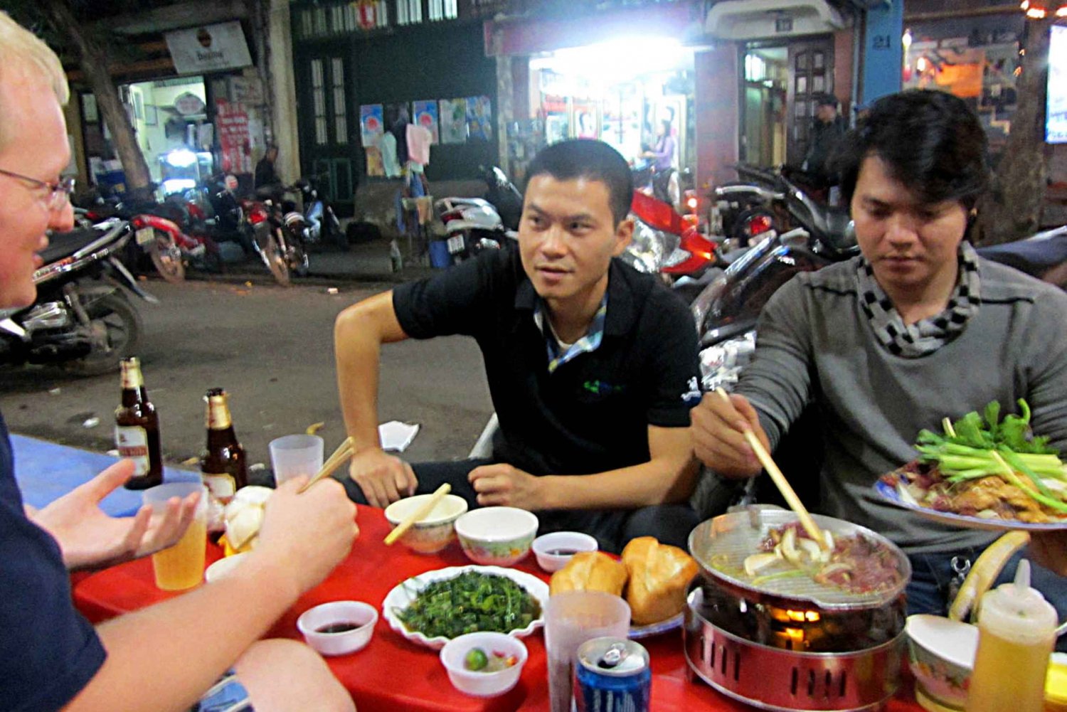 Hanoi: Shopping and Food Market Tour by Motorbike
