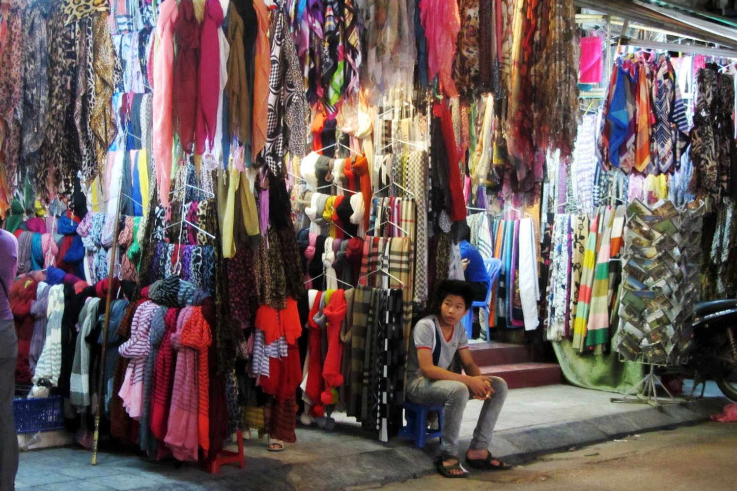 Hanoi: Shopping and Food Market Tour by Motorbike