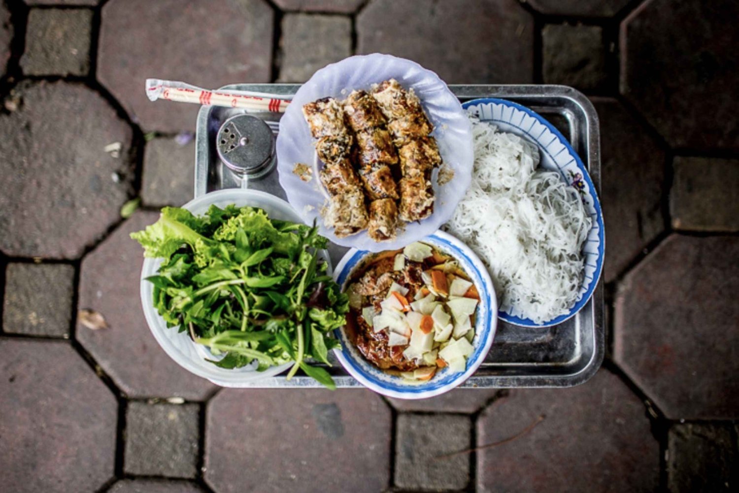 Hanoi: tour a pie de 7 degustaciones de comida callejera y la calle del Tren