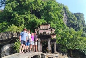 Hanoi: Thay Pagoda, Tay Phuong Pagoda, Van Phuc Silk Village