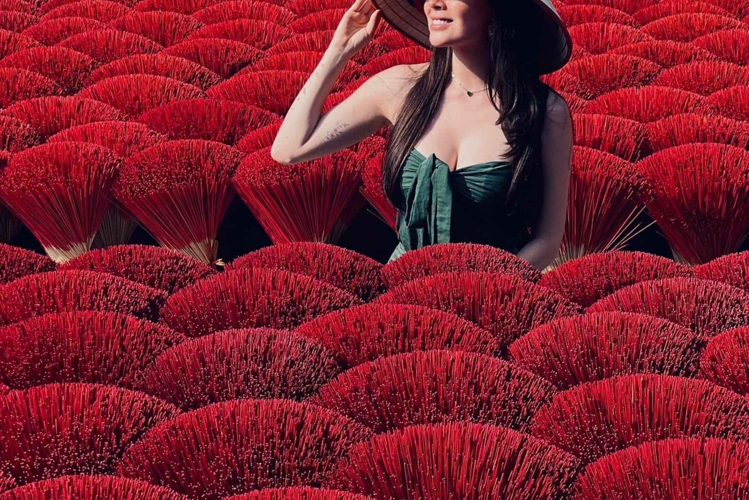 Hanoi: Thuong Mao -puusepänkylä tai hattujen ja suitsukkeiden kylä