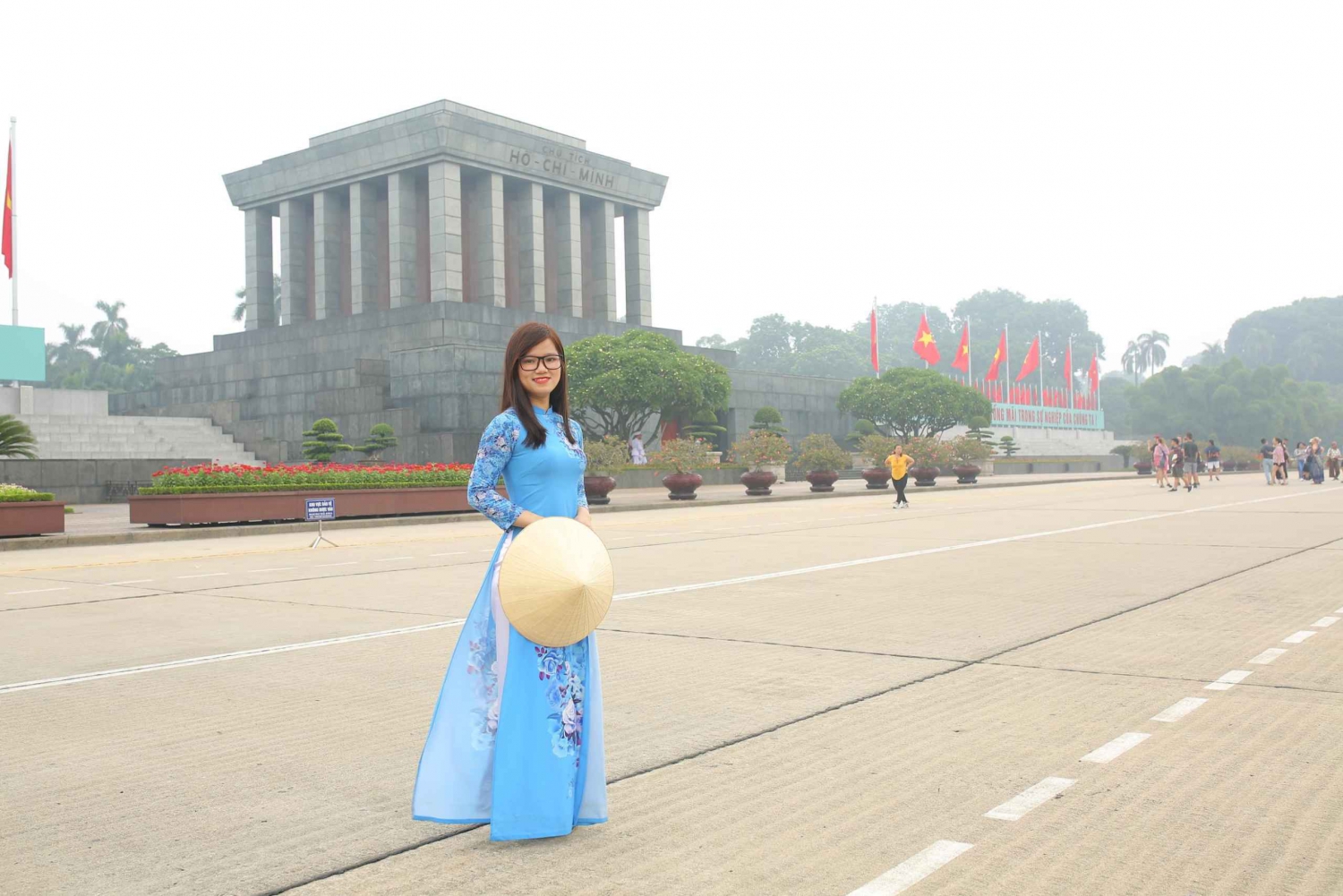 Hanoi: Traditional Ao Dai Dress and Non La Hat Rental