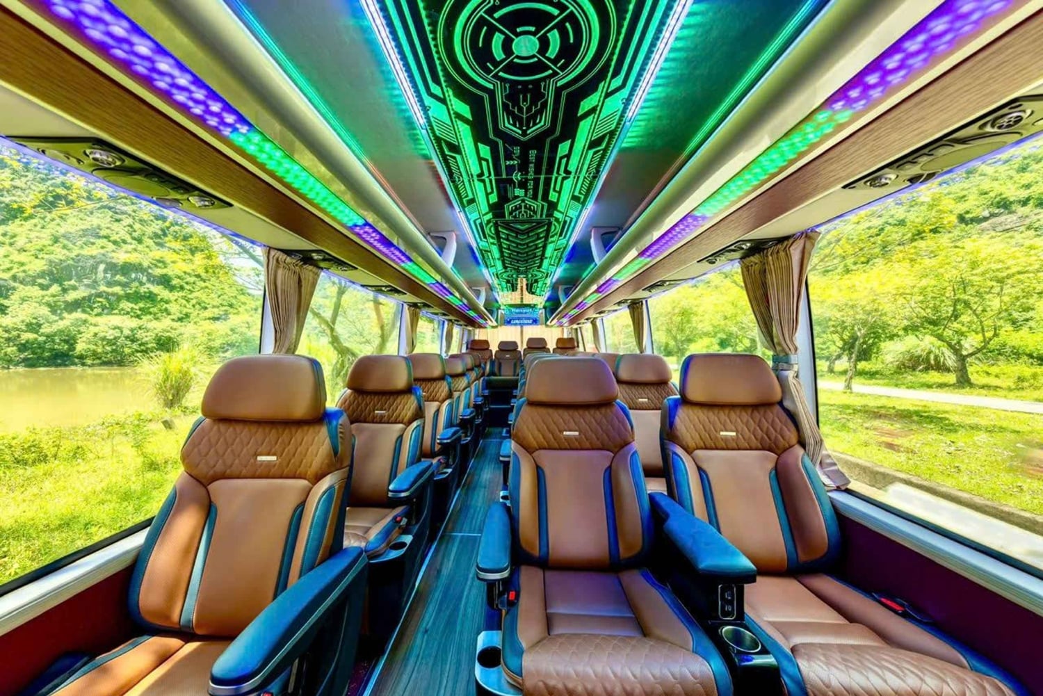 Hanói: traslado a la bahía de Halong en autobús limusina y opciones