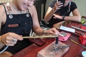 Hanoi : Atelier de fabrication de bagues en argent